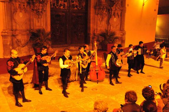 Início de 'callejonata' em Guanajuato, no México
